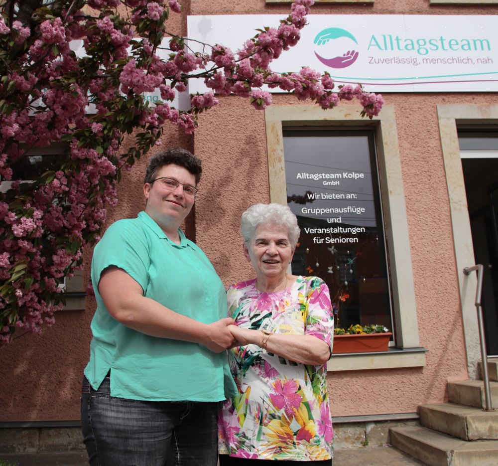 Frau Kolpe vom Alltagsteam mit einer Seniorin